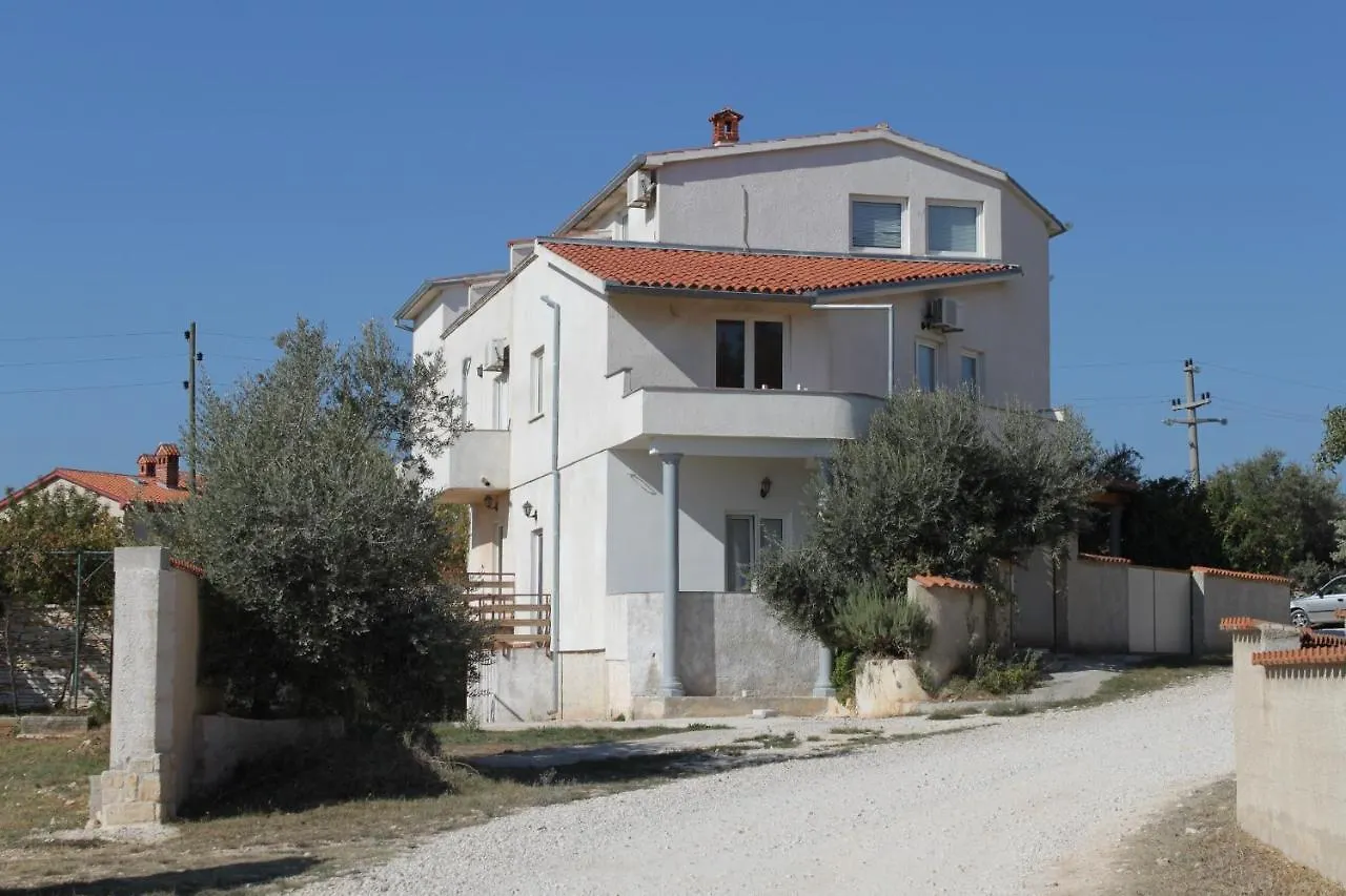 Apartments With A Parking Space Liznjan, Medulin - 7240